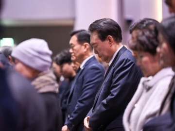 윤 대통령이 25일 수원 원천침례교회에서 열린 '3·1운동 105주년 기념예배'에 참석해 기도하고 있다. / 대통령실